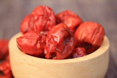 ahşap üzerinde kırmızı hünnap 