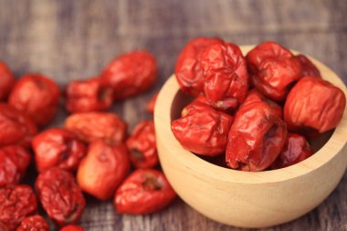 ahşap üzerinde kırmızı hünnap 