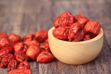 ahşap üzerinde kırmızı hünnap 