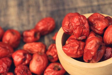 ahşap üzerinde kırmızı hünnap 