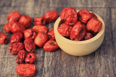 ahşap üzerinde kırmızı hünnap 