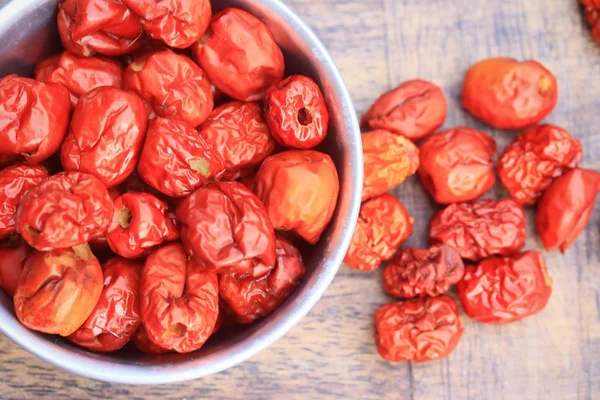 Red jujube på trä — Stockfoto