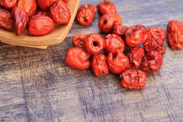 Red jujube på trä — Stockfoto