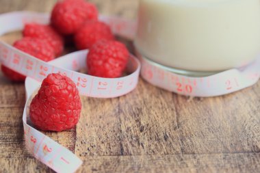 Ahududu ile yoğurt güler yüzlü