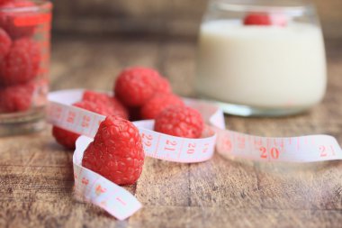 Ahududu ile yoğurt güler yüzlü