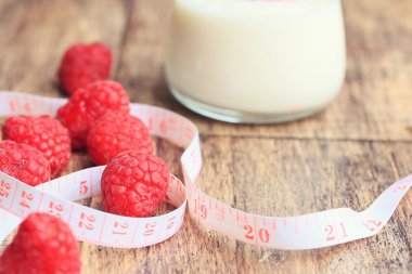 Ahududu ile yoğurt güler yüzlü