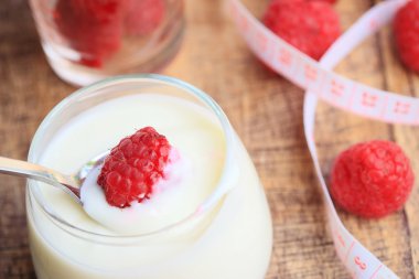 Ahududu ile yoğurt güler yüzlü