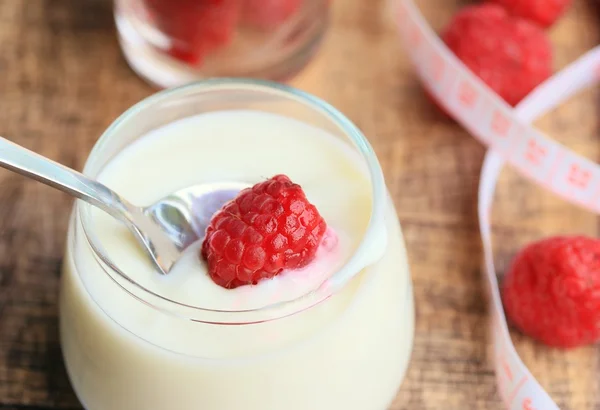 Joghurt-Smoothie mit Himbeeren — Stockfoto