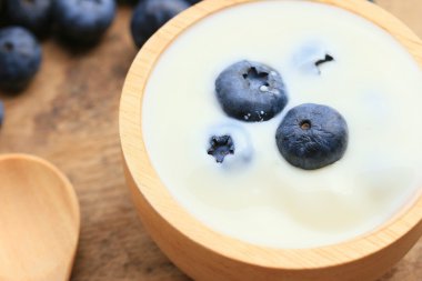 yaban mersini ile yoğurt güler yüzlü