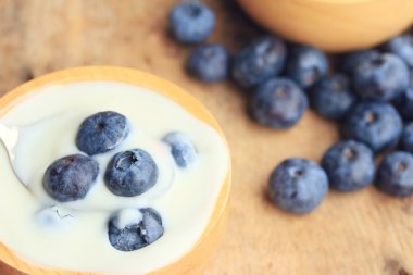 yaban mersini ile yoğurt güler yüzlü