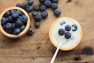 yaban mersini ile yoğurt güler yüzlü