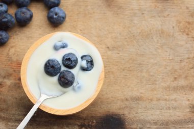 yaban mersini ile yoğurt güler yüzlü
