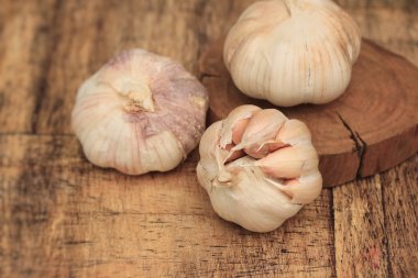 ahşap zemin üzerine sarımsak