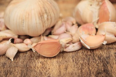 ahşap zemin üzerine sarımsak