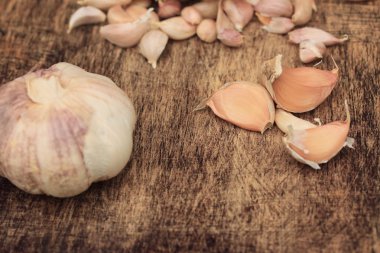 ahşap zemin üzerine sarımsak