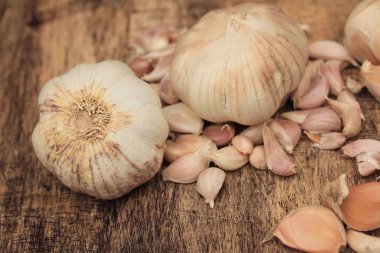 ahşap zemin üzerine sarımsak