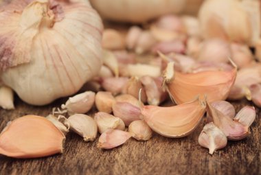 ahşap zemin üzerine sarımsak