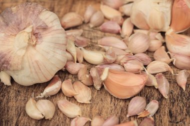 ahşap zemin üzerine sarımsak