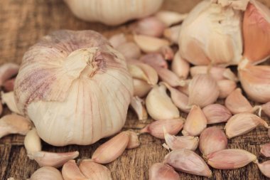 ahşap zemin üzerine sarımsak