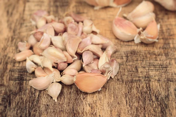 Garlic on wood background — Stock Photo, Image