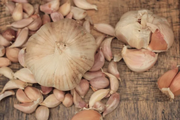 Garlic on wood background — Stock Photo, Image