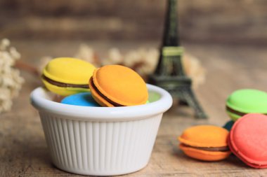 Ahşap üzerine renkli macaroons