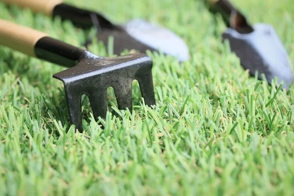 Tuinieren tool op gras — Stockfoto