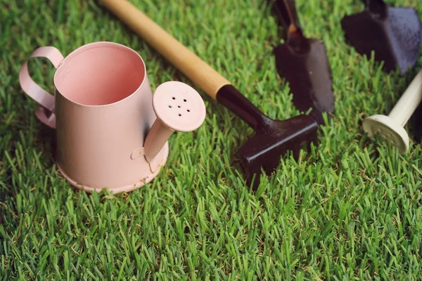 Herramienta de jardinería en hierba — Foto de Stock