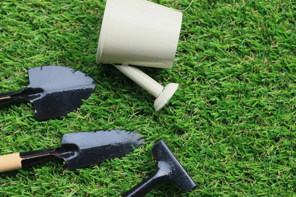 Trädgårdsskötsel verktyg på gräs — Stockfoto