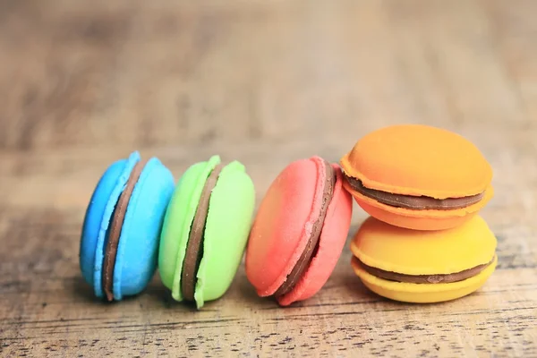 Colorful macaroons on wood — Stock Photo, Image