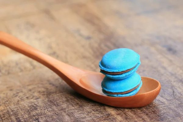 Macarons colorés sur bois — Photo