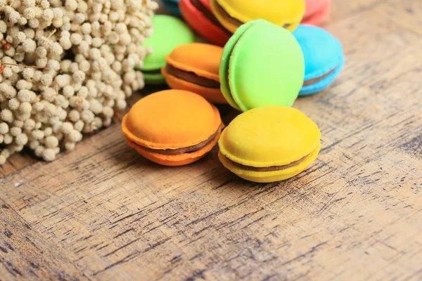 Colorful macaroons on wood — Stock Photo, Image
