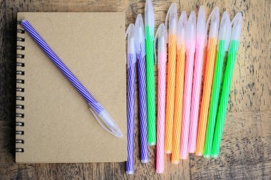 Renkli kalem ve kitap