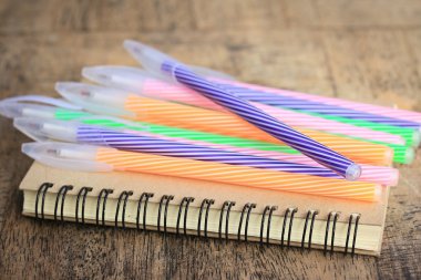 Renkli kalem ve kitap