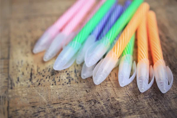 Bolígrafos coloridos y libro —  Fotos de Stock