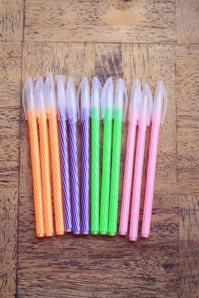 Kolorowe długopisy i książki — Zdjęcie stockowe