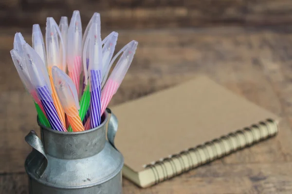 Kolorowe długopisy i książki — Zdjęcie stockowe