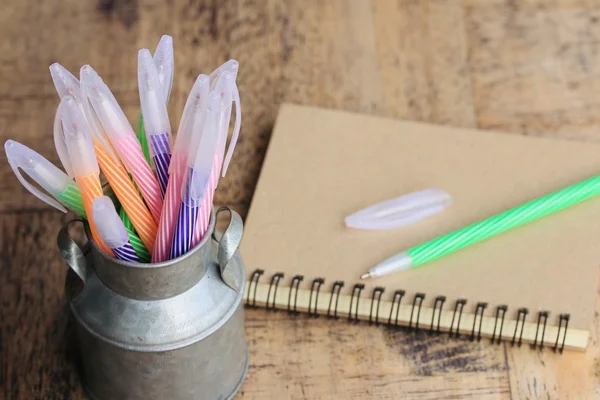 Bolígrafos coloridos y libro — Foto de Stock