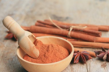 Sopa ile toz tarçın