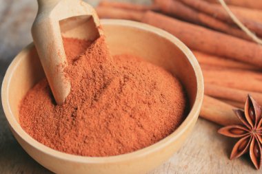 Sopa ile toz tarçın