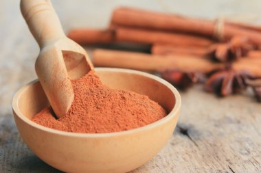 Sopa ile toz tarçın