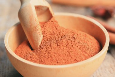 Sopa ile toz tarçın