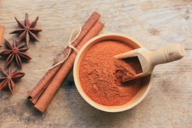 Sopa ile toz tarçın