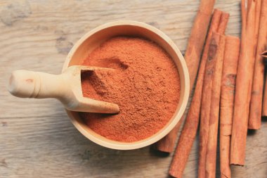 Sopa ile toz tarçın