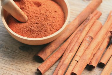 Sopa ile toz tarçın