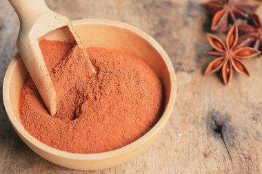 Sopa ile toz tarçın