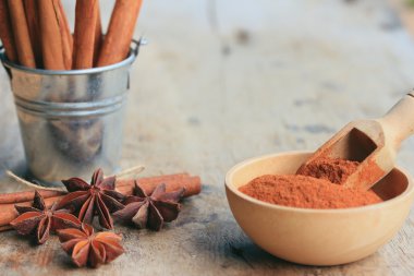 Sopa ile toz tarçın