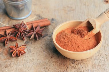 Sopa ile toz tarçın