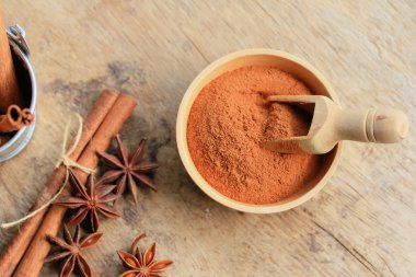 Sopa ile toz tarçın