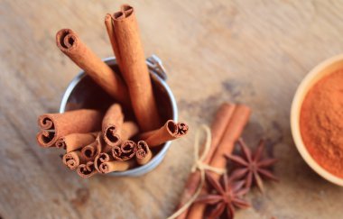 Sopa ile toz tarçın